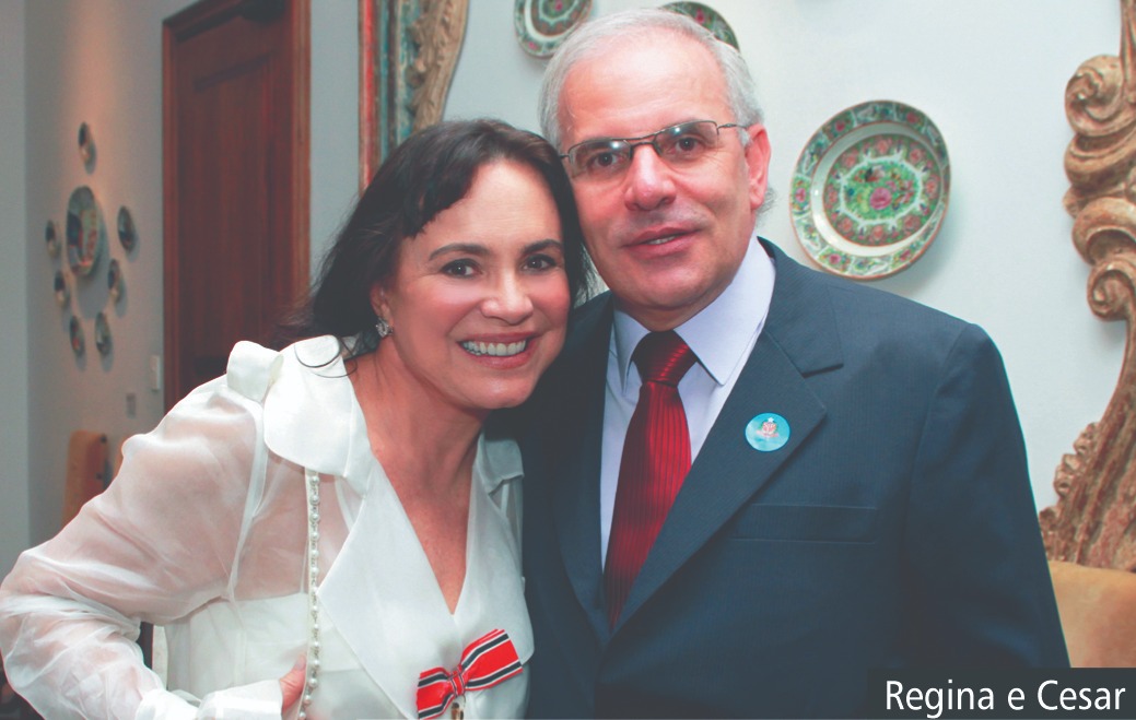 Regina Duarte e Cesar Colleti, quando ela recebeu comenda no Palácio dos Bandeirantes